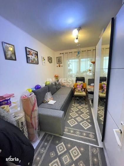 Apartament cu 3 camere semidecomandat în Podu Roș