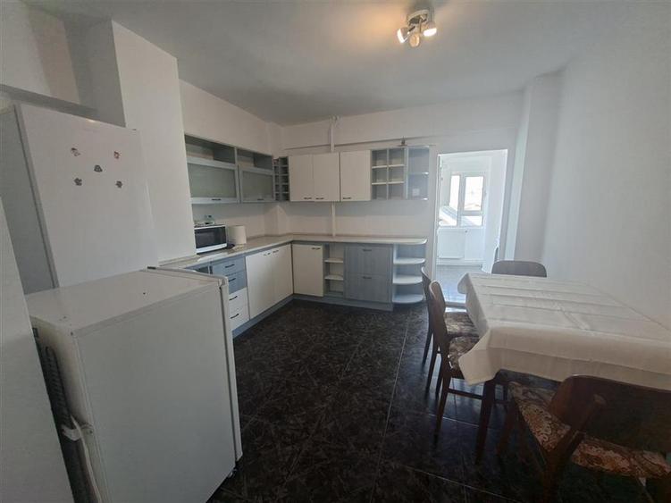 Apartament cu 3 camere decomandat, mobilat în Centru Civic