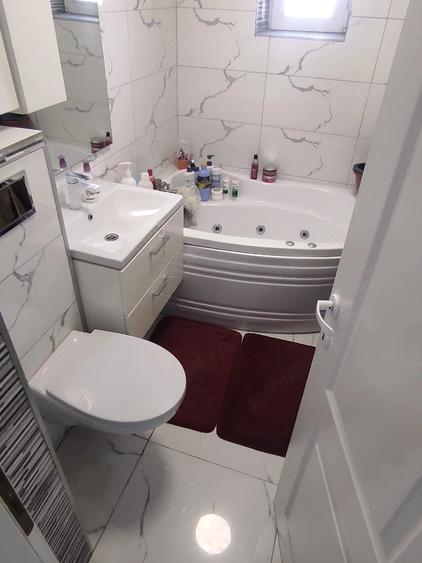 Apartament cu 3 camere decomandat în Tomești
