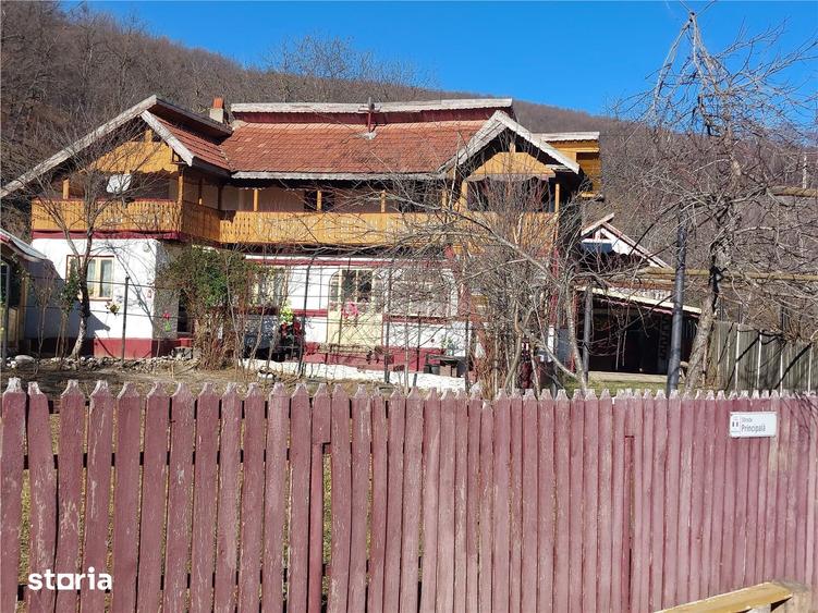 Casă cu 5 camere cu Teren 1200 Mp în Central