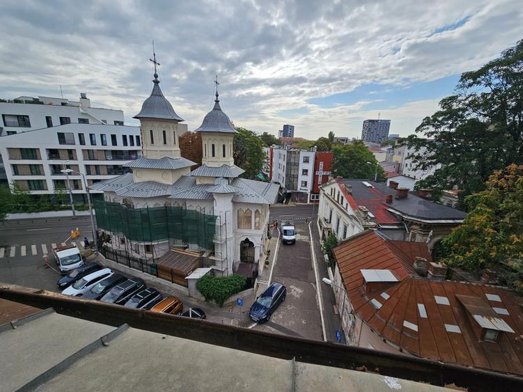 Apartament cu 4 camere decomandat în P-ța Rosetti