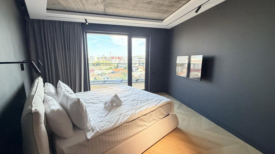 Apartament cu 4 camere semidecomandat, mobilat în Central
