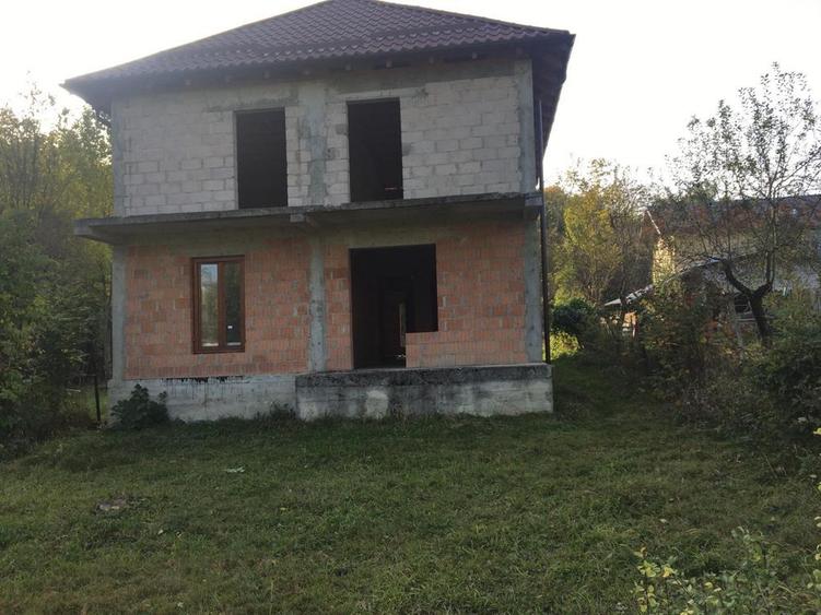 Casă cu 4 camere cu Teren 1000 Mp în Runcu