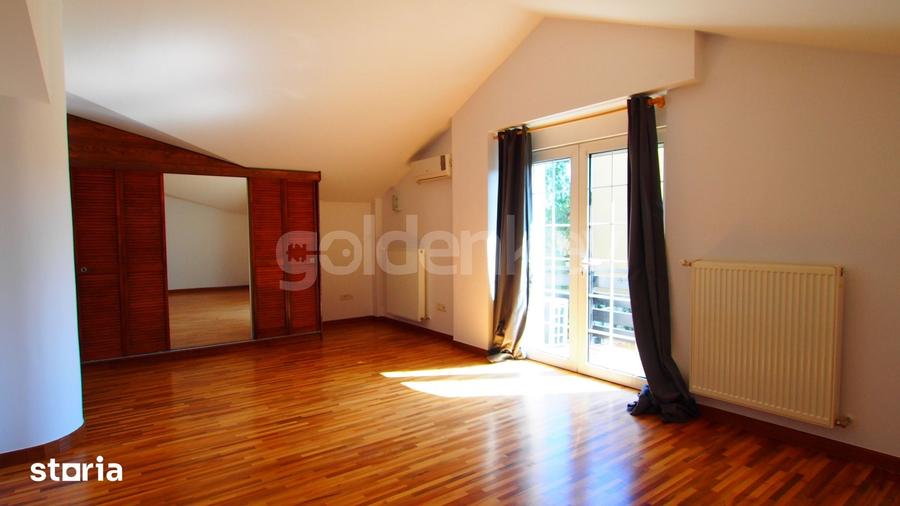 Casă cu 8 camere cu Teren 1000 Mp în Central