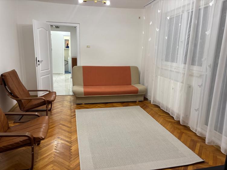 Apartament cu 3 camere semidecomandat în Spitalul Județean
