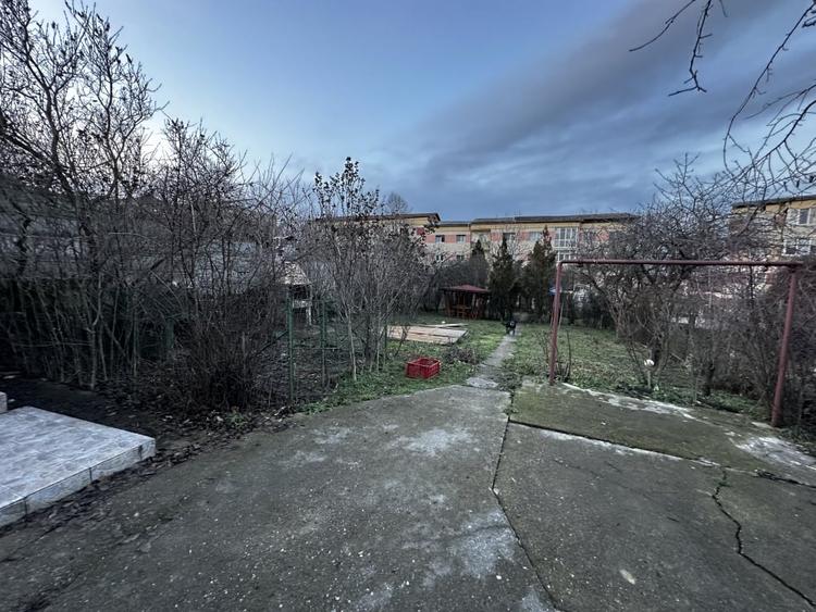 Casă individuală cu 7 camere cu Canalizare în Central