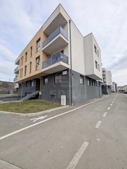 Apartament cu 3 camere semidecomandat în Florești