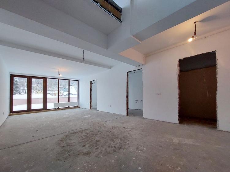 Penthouse cu 4 camere decomandat în Schei