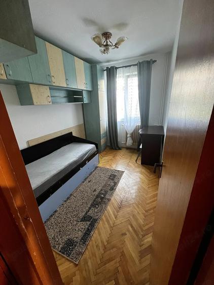 Apartament cu 3 camere semidecomandat în Alexandru cel Bun
