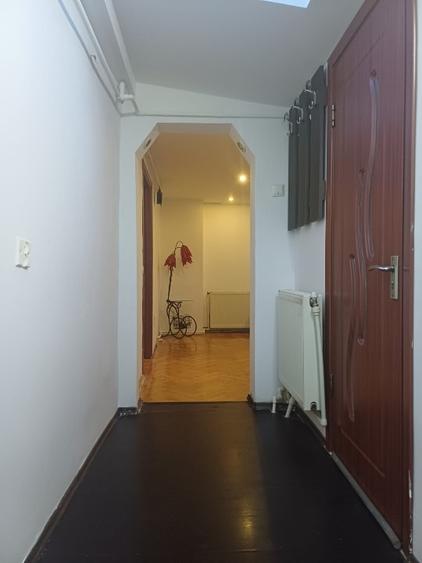Apartament cu 3 camere semidecomandat în 1 Mai