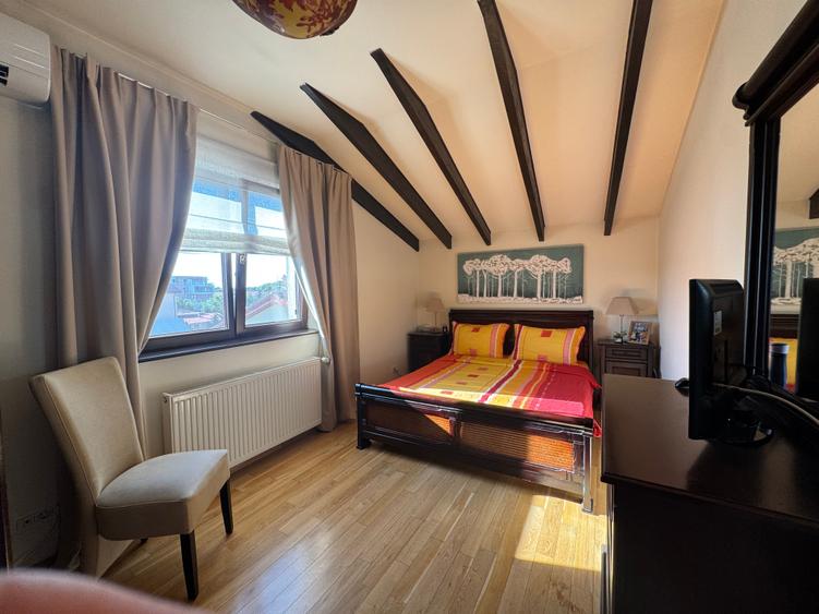 Casă cu 8 camere cu Teren 530 Mp în Pipera
