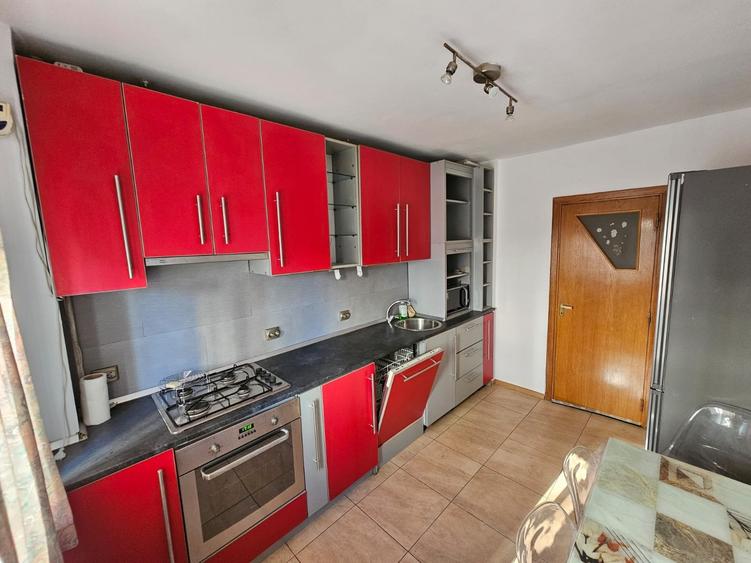 Apartament cu 4 camere semidecomandat, mobilat în Lizeanu