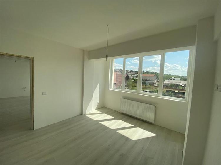Apartament cu 3 camere semidecomandat în Bucium