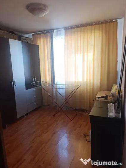 Apartament cu 3 camere semidecomandat în Titan