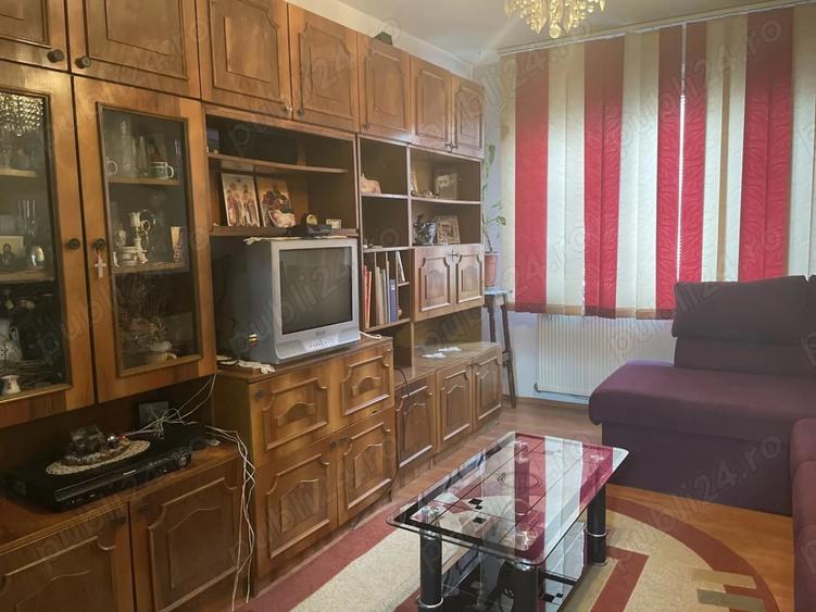 Apartament cu 3 camere semidecomandat în Est