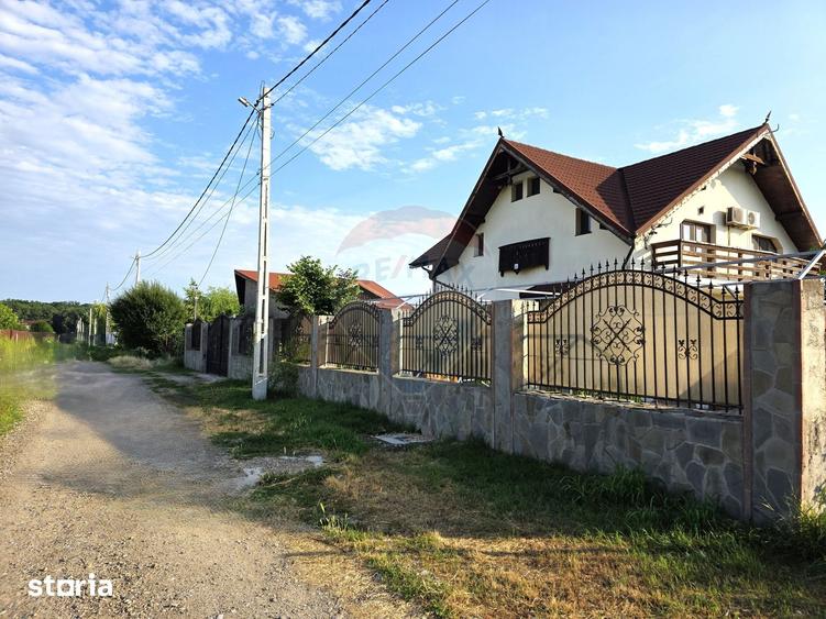 Casă cu 4 camere cu Teren 680 Mp în Costești