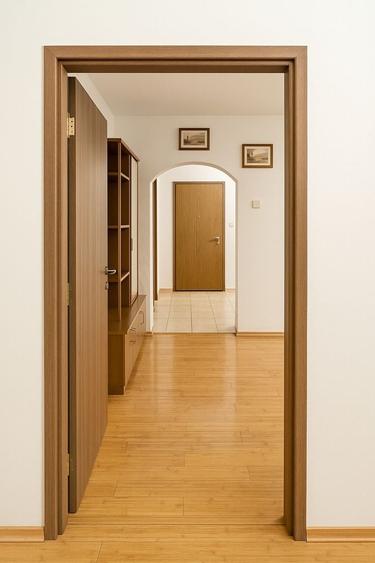 Apartament cu 3 camere semidecomandat în Drumul Taberei