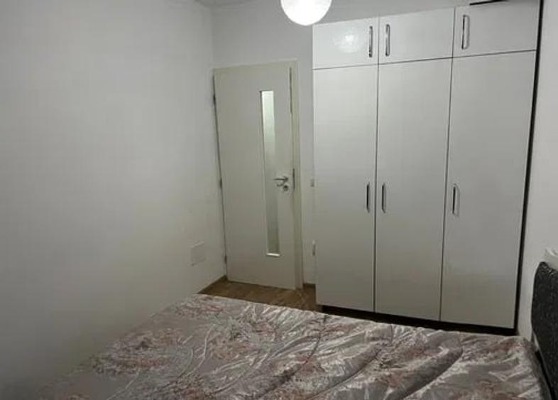Apartament cu 3 camere semidecomandat în Podu Roș