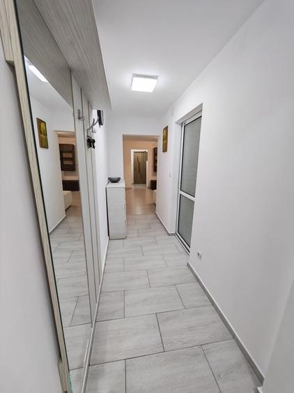 Apartament cu 3 camere semidecomandat în Tineretului