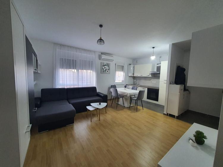 Apartament cu 3 camere semidecomandat, mobilat în Lipovei