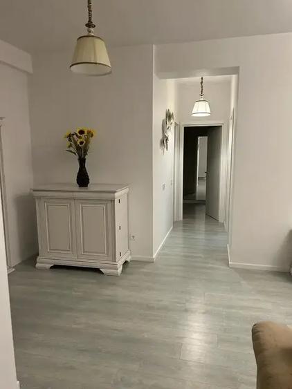 Apartament cu 3 camere semidecomandat, mobilat în Central