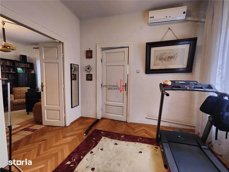 Casă cu 8 camere cu Teren 374 Mp în Grivița