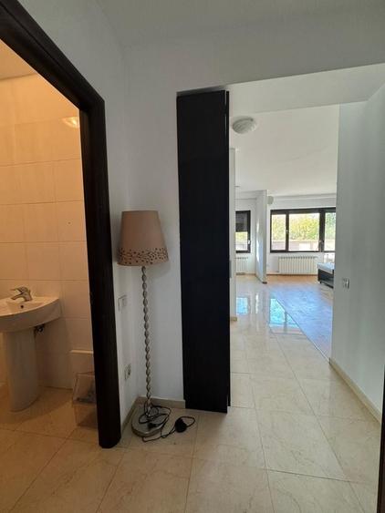 Apartament cu 2 camere semidecomandat, mobilat în Băneasa
