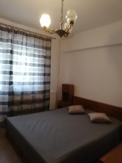Apartament cu 3 camere decomandat în Calea București