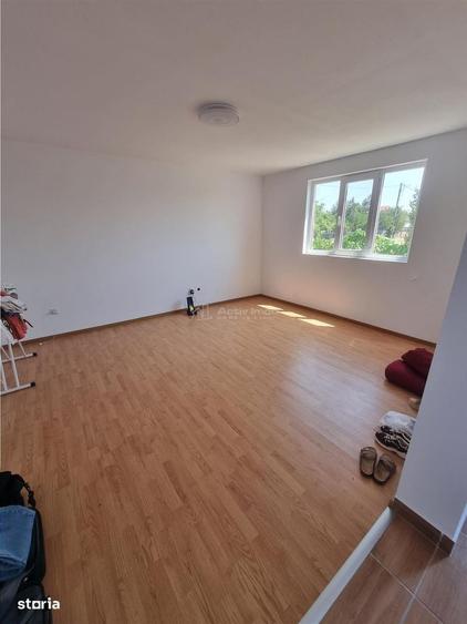 Casă cu 4 camere decomandat în Nanov