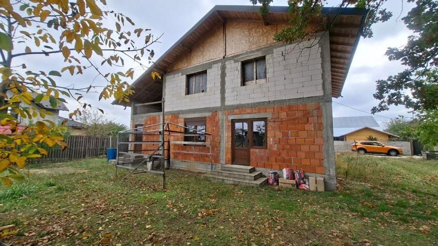 Casă individuală cu 4 camere cu Canalizare în Cerșani