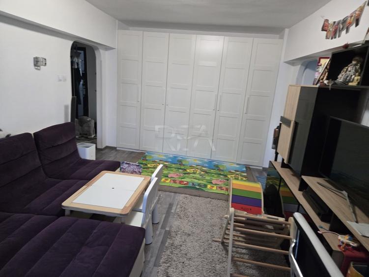 Apartament cu 3 camere semidecomandat, mobilat în Dristor