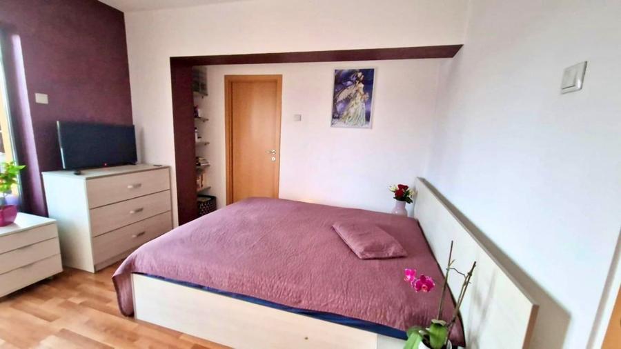 Apartament cu 3 camere semidecomandat, mobilat în Trivale