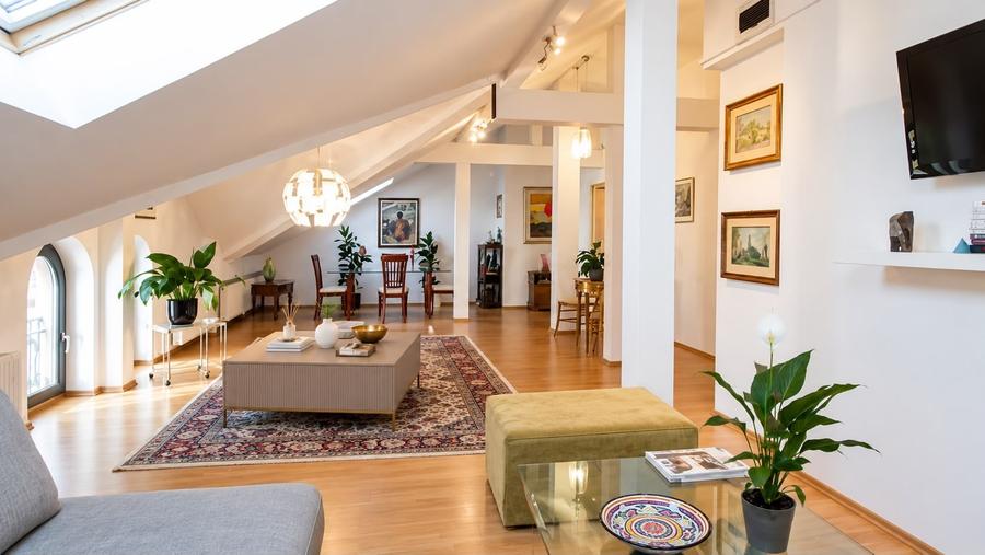 Apartament cu 2 camere decomandat, mobilat în Universitate