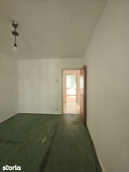Apartament cu 3 camere semidecomandat în Drumul Taberei