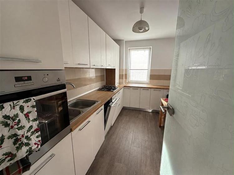 Apartament cu 2 camere decomandat în Tractorul