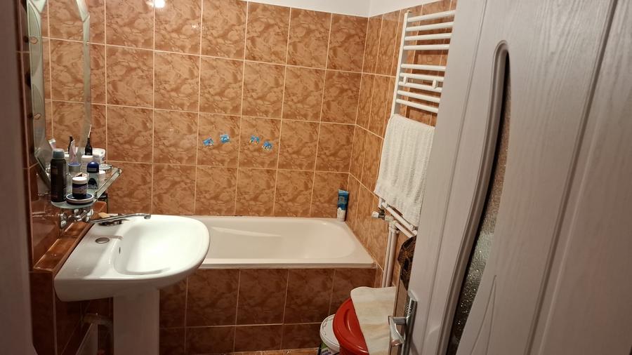 Apartament cu 2 camere semidecomandat, mobilat în Poarta 6