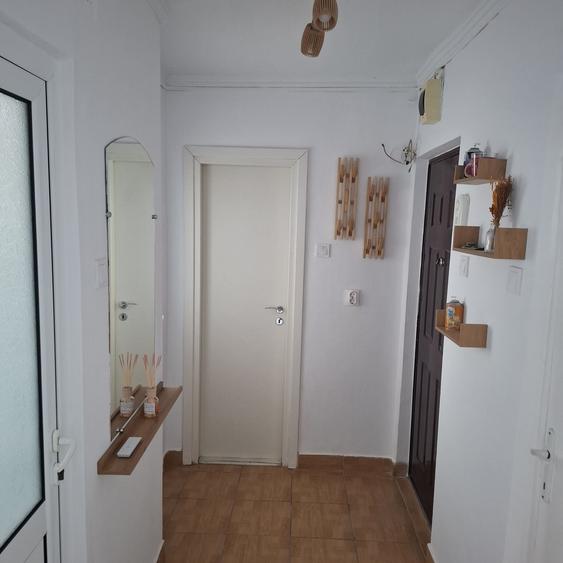 Apartament cu 3 camere semidecomandat în Crihala