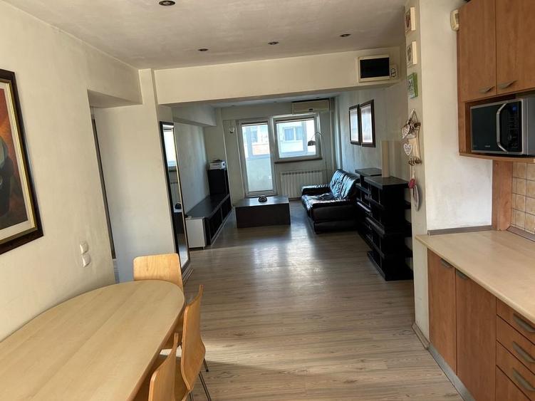 Apartament cu 3 camere semidecomandat în Obor