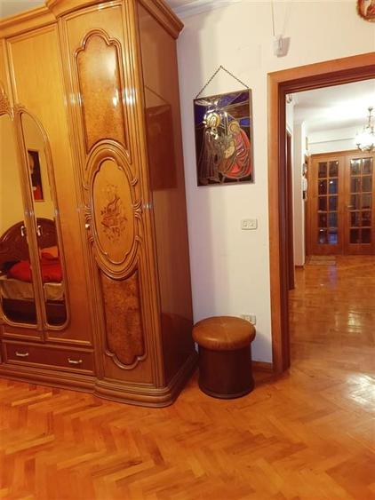 Casă individuală cu 5 camere cu Canalizare în Hurez