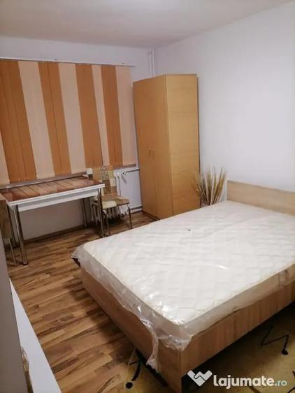 Garsonieră decomandată în Vest