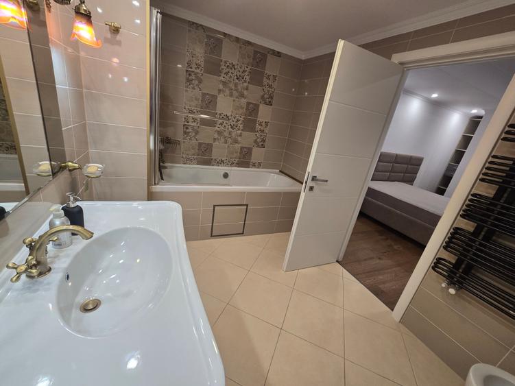 Apartament cu 3 camere semidecomandat în Kiseleff