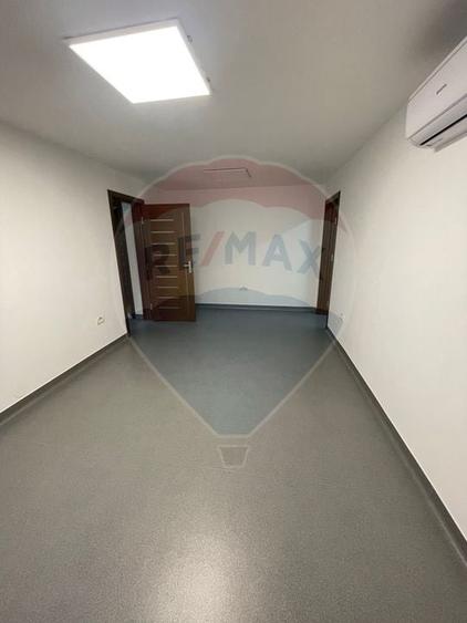Spațiu comercial, de 43.720001220703 mp, în Central