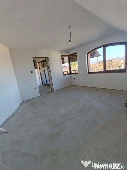 Casă cu 5 camere cu Teren 2305 Mp în Lăpuș