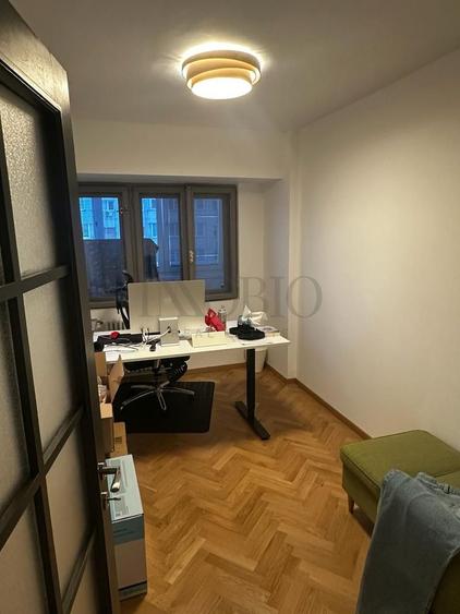Apartament cu 3 camere decomandat, mobilat în P-ța Victoriei