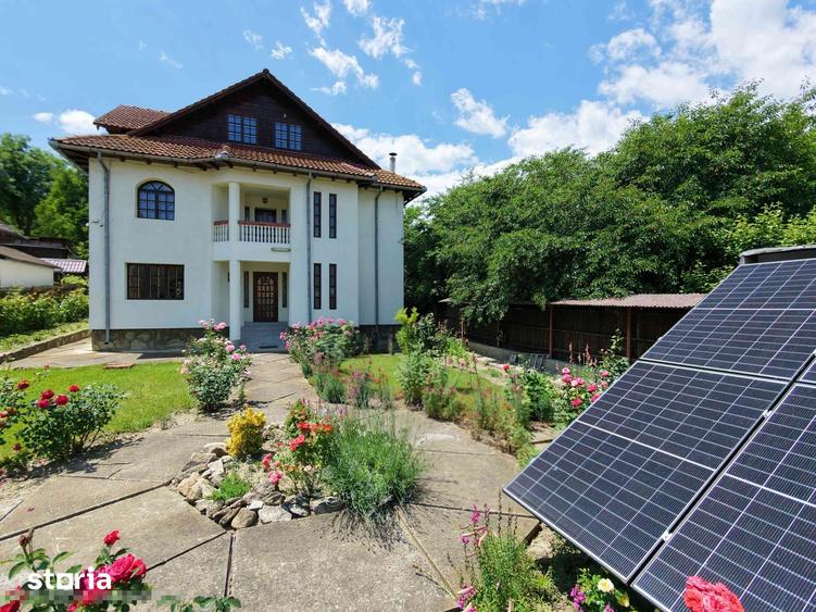 Casă cu 5 camere cu Teren 4828 Mp în Central