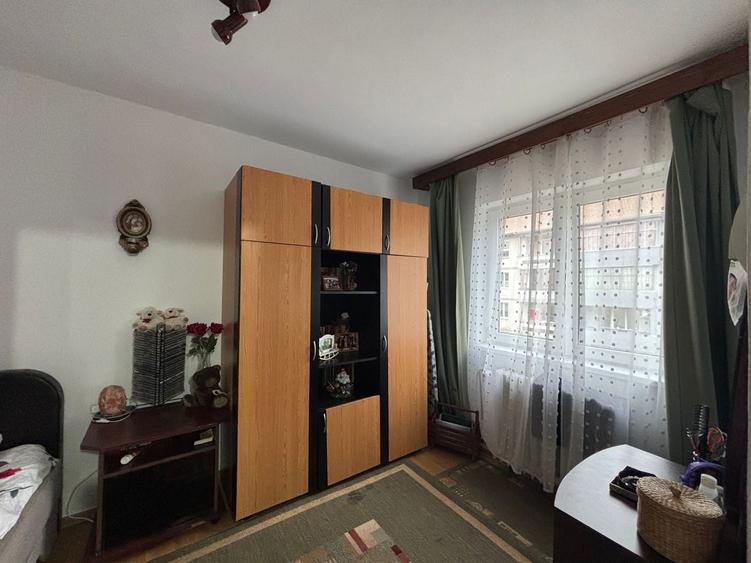 Apartament cu 3 camere semidecomandat, mobilat în Hipodrom 2