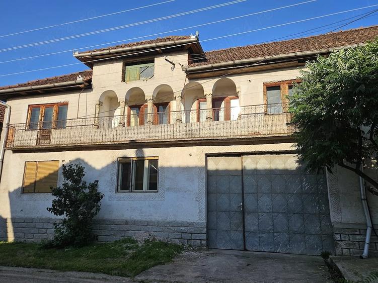Casă cu 7 camere cu Teren 2000 Mp în Poienii de Jos
