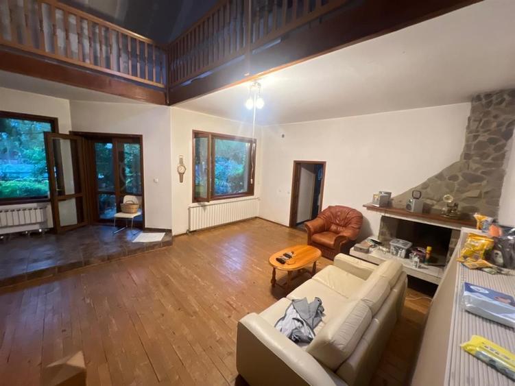 Casă individuală cu 8 camere cu Canalizare în Giarmata