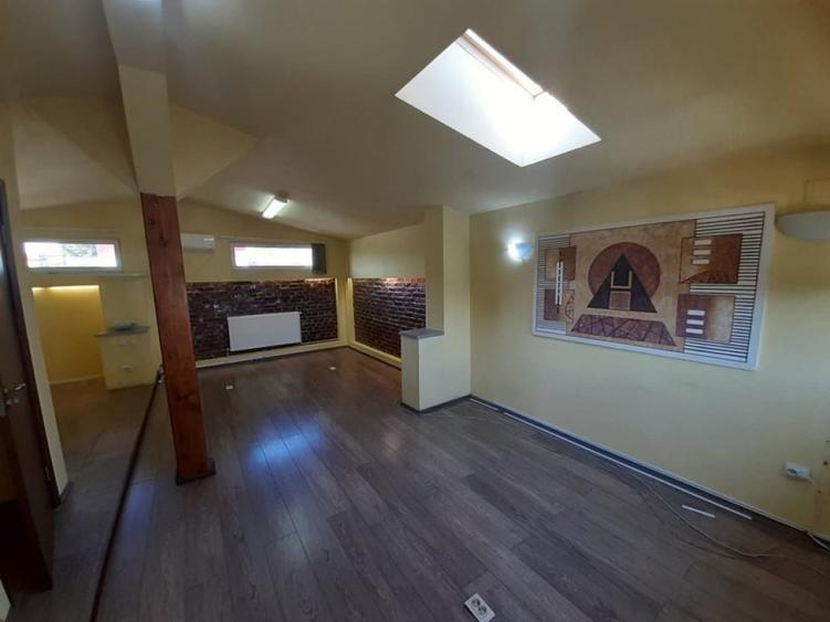 Casă cu 5 camere cu Teren 100 Mp în Vatra Luminoasă