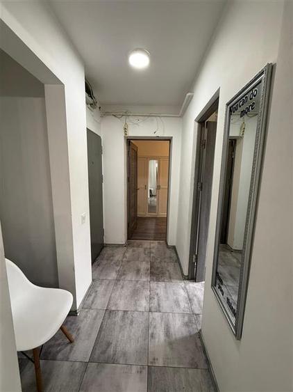 Apartament cu 3 camere semidecomandat în Podu Roș
